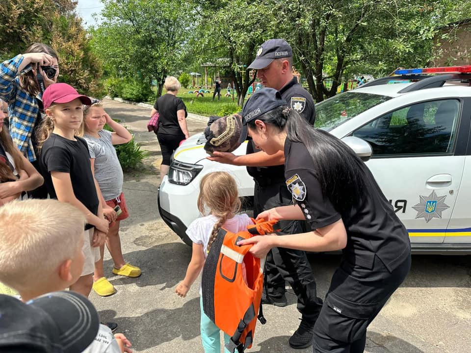 Поліцейські Новгород-Сіверська ознайомили малечу зі своєю професією
