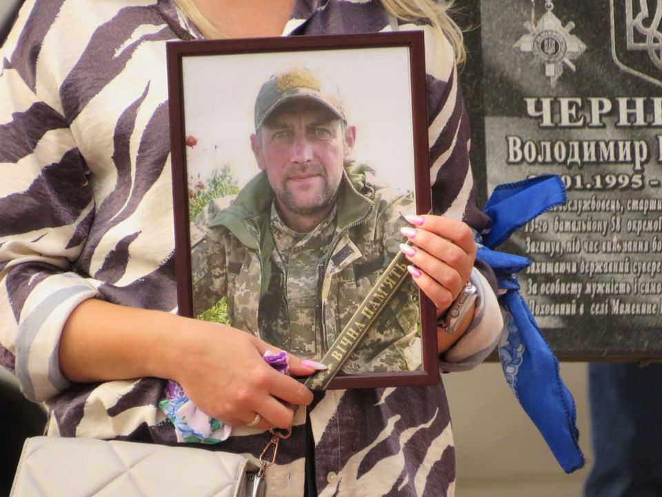 Сьогодні Новгород-Сіверська громада попрощалися з Героєм Володимиром Іпатком