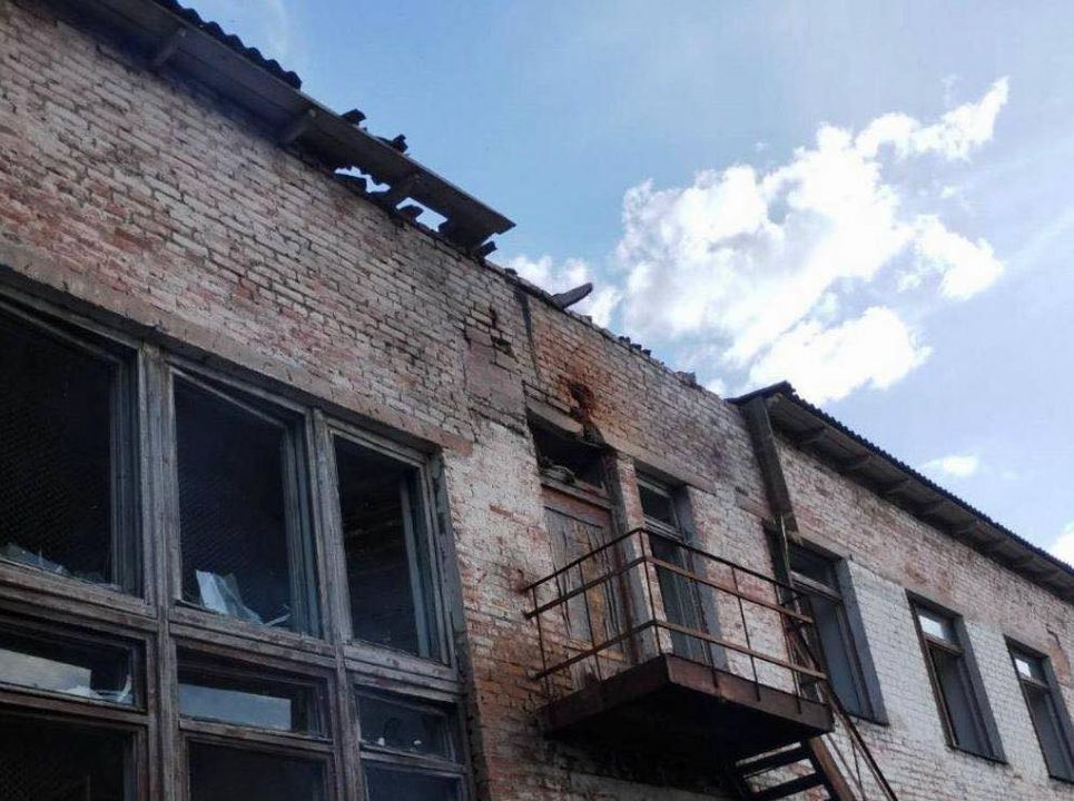 За останню добу ворог поцілив у будівлю непрацюючої школи в Новгород-Сіверському районі, в іншому селі – згорів будинок та господарська споруда