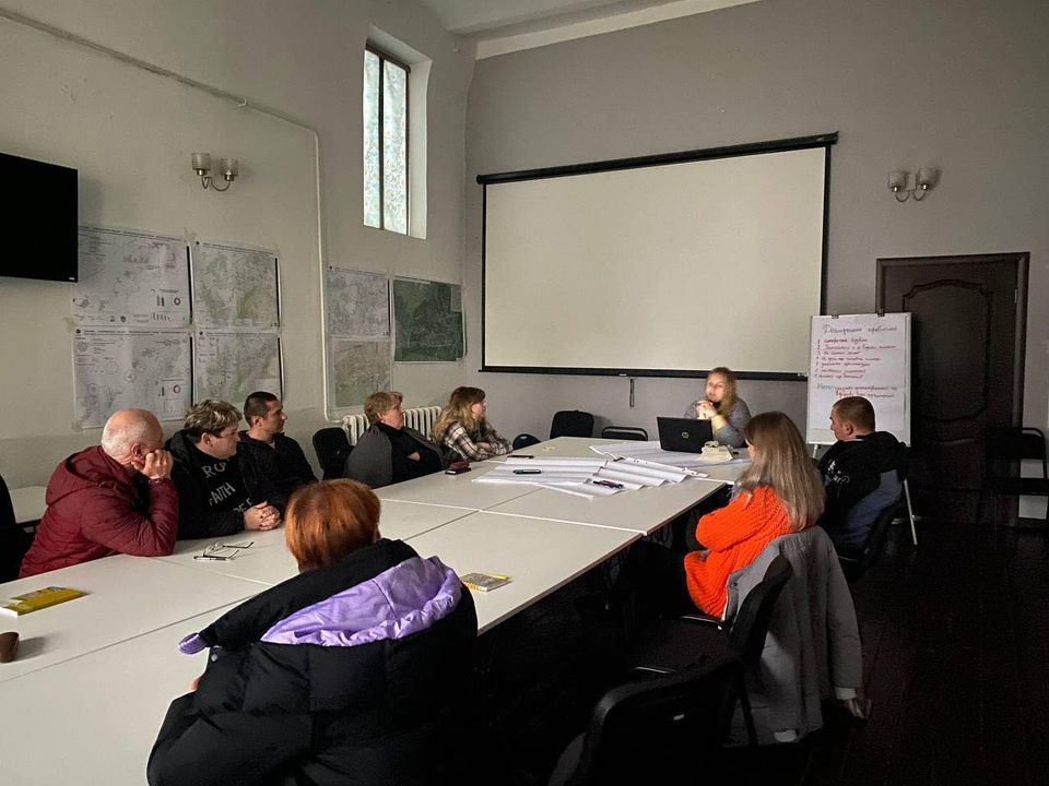 18 листопада у Новгороді-Сіверському ГО «Агенція Міських Ініціатив» у межах проєкту «Чернігівщина: фіксація зруйнованих внаслідок війни об’єктів культури» провела тренінг для представників ОМС щодо створення та реалізації інформаційних кампаній