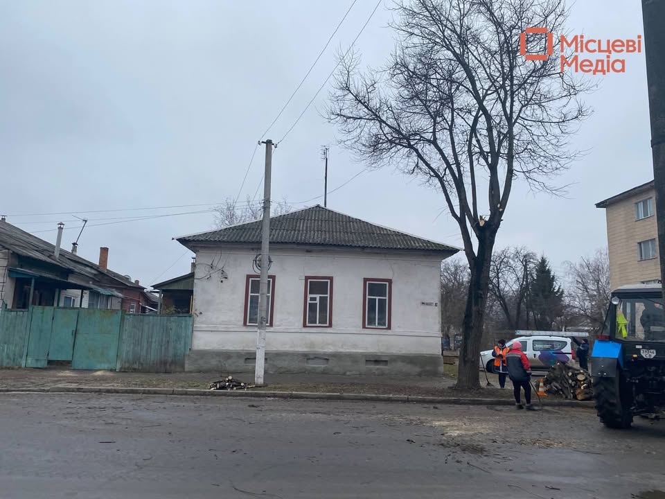 ФОТОФАКТ. В Новгород-Сіверську комунальні служби прибирають старе гілля