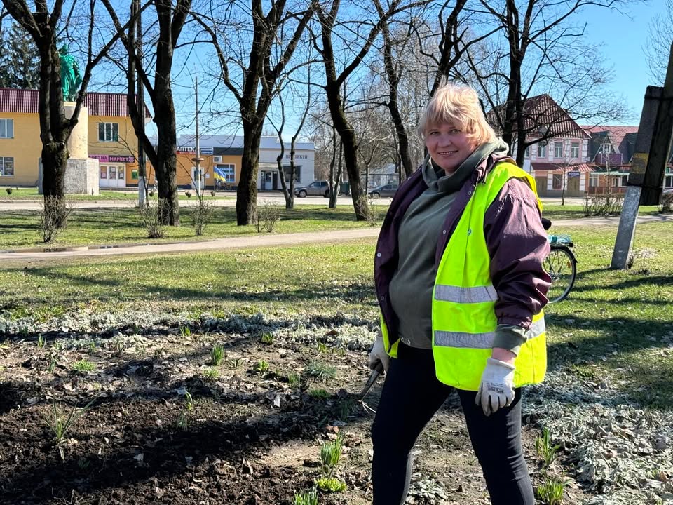 ФОТОФАКТ. Працівниці благоустрою Новгород-Сіверської міської ради Світлана, Олена та Тетяна прибирають листя та впорядковують клумби, готуючи вулиці до весни