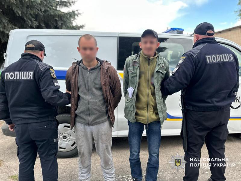 На Новгород-Сіверщині поліцейські затримали двох чоловіків, які чинили опір при затриманні