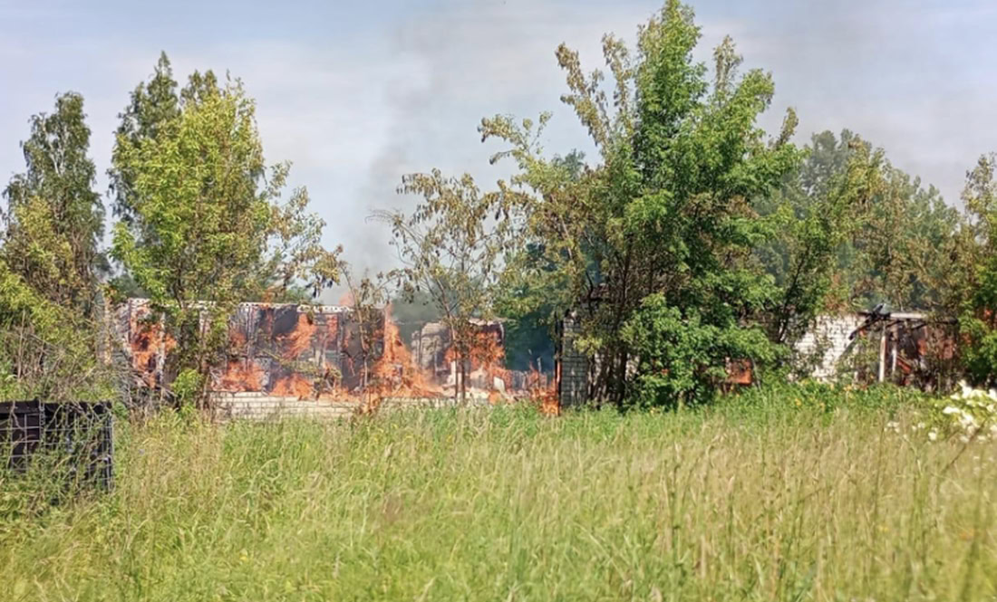 У Новгород-Сіверській громаді внаслідок атаки дрона згорів сільський клуб