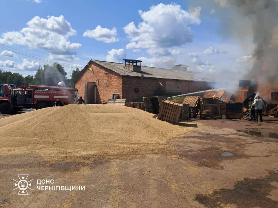 На Новгород-Сіверщині ворожий дрон влучив у склад