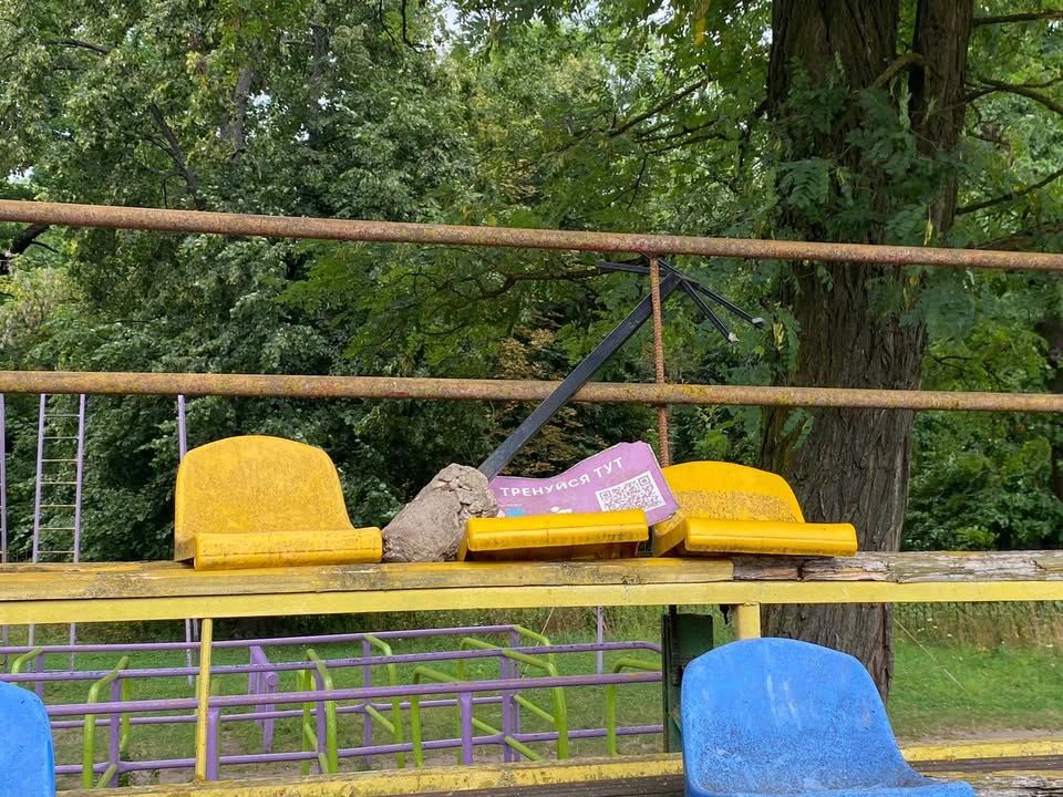 У Новгороді-Сіверському пошкодили міський стадіон