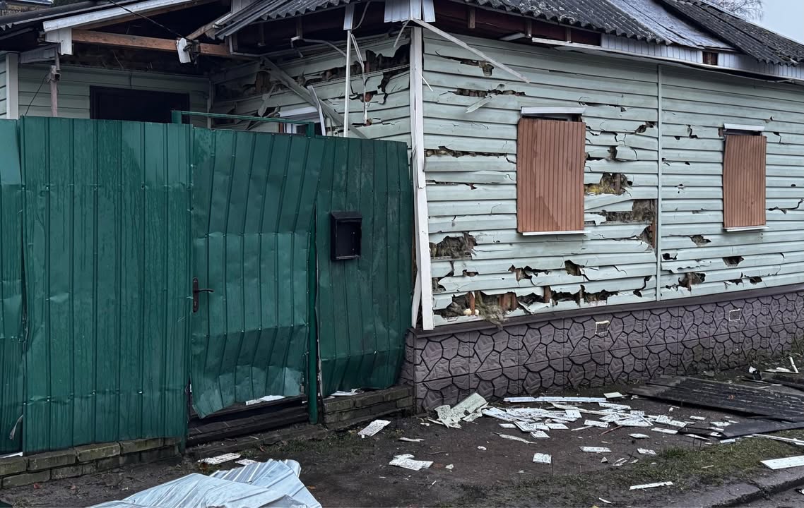 У Новгороді-Сіверському внаслідок нічного обстрілу пошкоджено будинки та майно