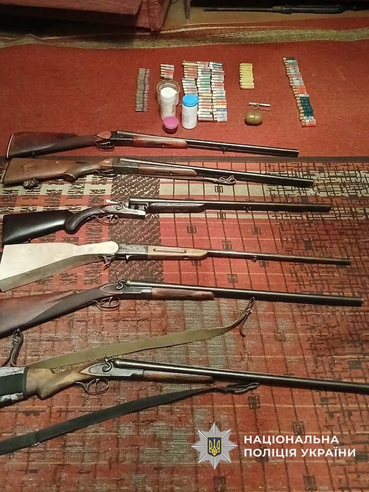 На Новгород-Сіверщині поліція вилучила у чоловіка незаконну зброю та вибухові матеріали