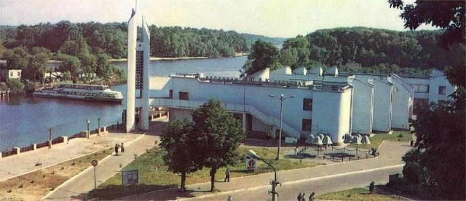 ІСТОРИЧНІ ЗАМАЛЬОВКИ.  ДЕСНА: вантажна, пасажирська і…тиха
