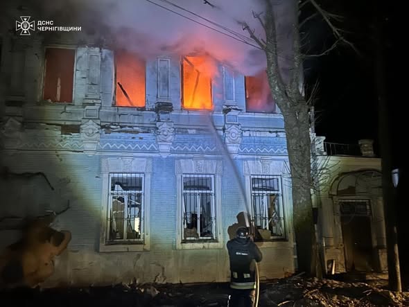 У Новгороді-Сіверському російський БпЛА пошкодив історичну будівлю бібліотеки