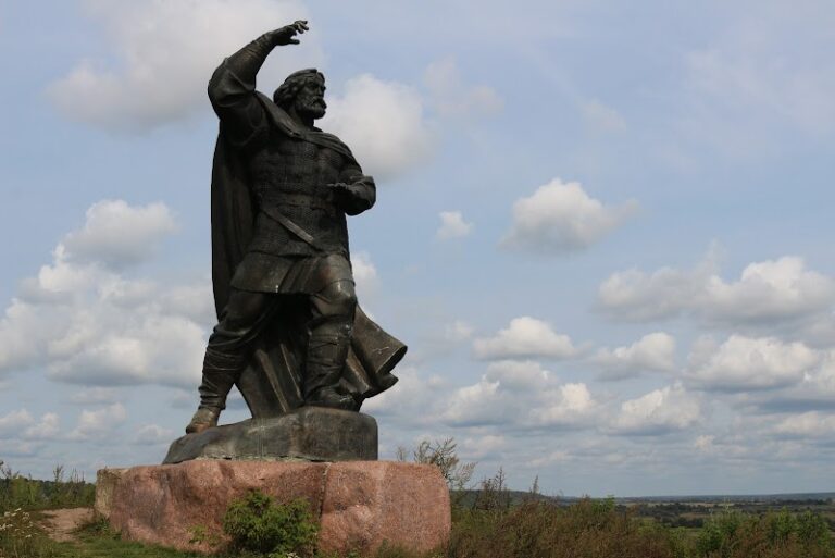 Пам’ятник Бояну — Туристичні місця у Новгороді-Сіверському