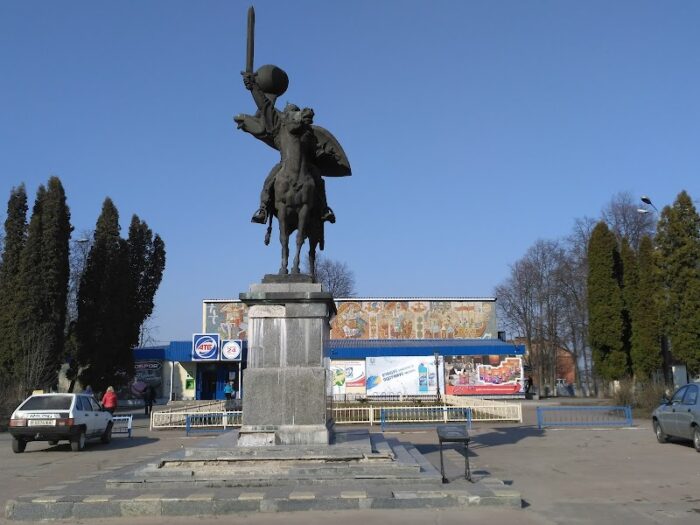 Пам’ятник князеві Ігорю — Туристичні місця у Новгороді-Сіверському