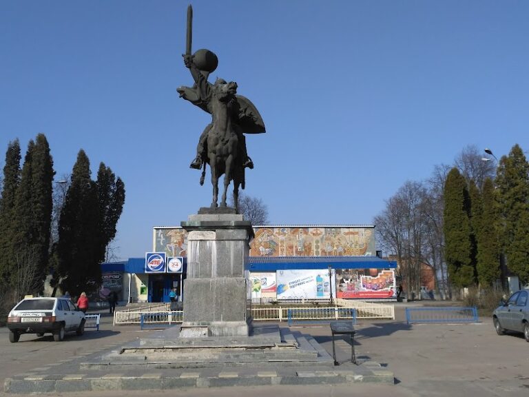 Пам’ятник князеві Ігорю — Туристичні місця у Новгороді-Сіверському