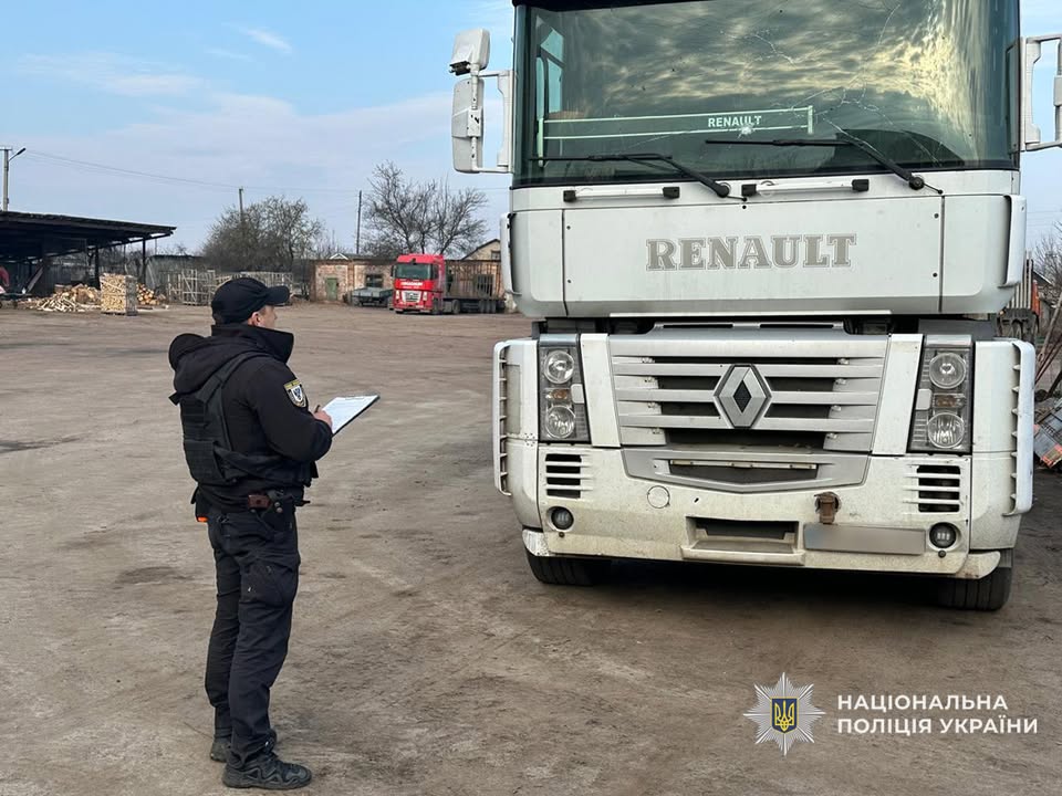 Ворожий дрон пошкодив автомобіль з хлібом у Форостовичах