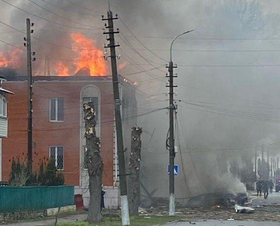 У центрі Новгорода-Сіверського ворожий безпілотник влучив у будівлю податкової інспекції