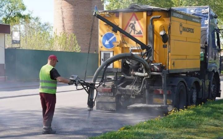 У Новгород-Сіверській громаді ремонтують дороги струменевим методом