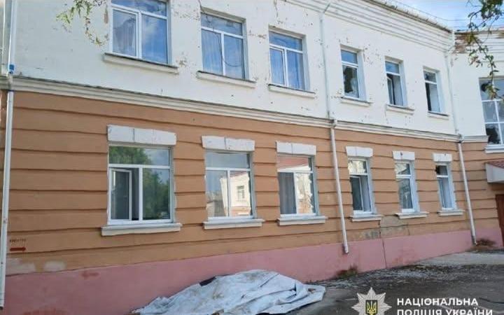 Російська армія вдарила безпілотником по ліцею в Новгороді-Сіверському
