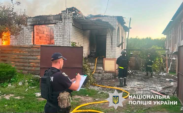 Російська армія обстріляла будинки та старостат у Новгороді-Сіверському