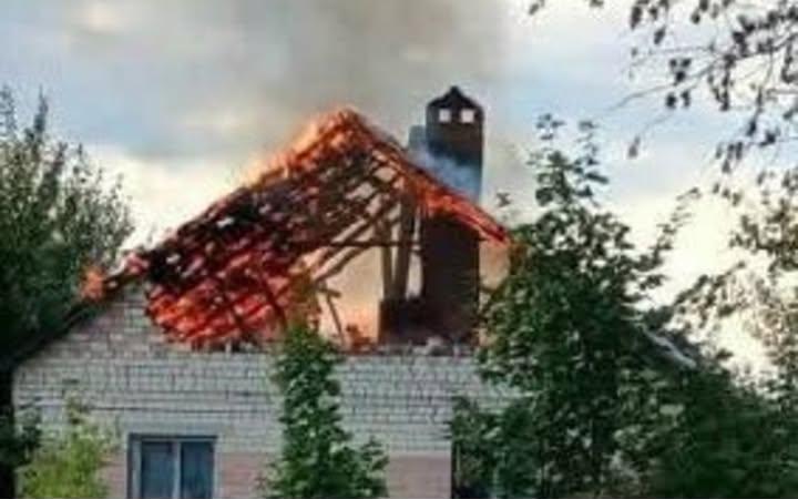 Російські безпілотники тричі вдарили по Чайкиному: загорівся житловий будинок