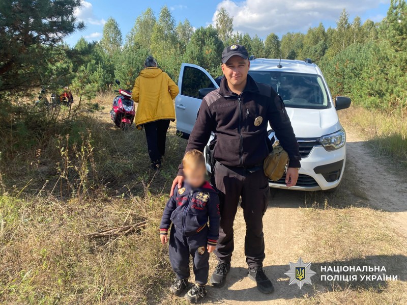 Поліцейські розшукали бабусю з трирічним онуком у лісі на Новгород-Сіверщині